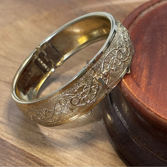 Vintage Emmons gold tone bracelet, lots of wear - Picture 4 of 11